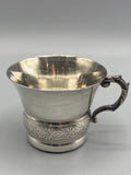 Tasse métal argenté Art Nouveau – vue trois quarts face anse et frise gravée