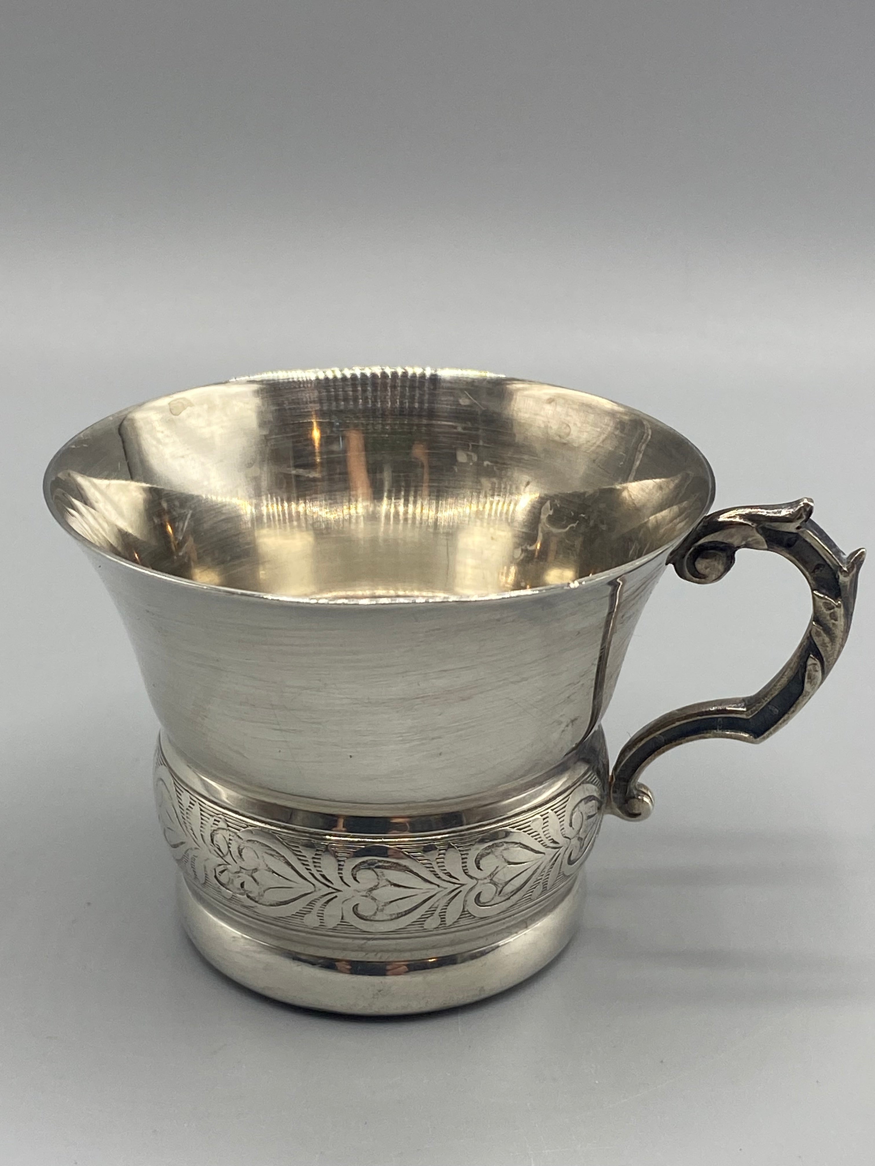 Tasse métal argenté Art Nouveau – vue trois quarts face anse et frise gravée