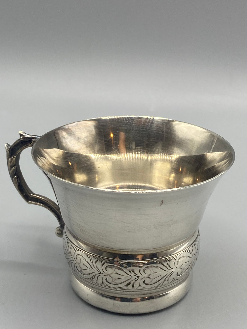 Tasse métal argenté Art Nouveau – vue trois quarts dos frise complète