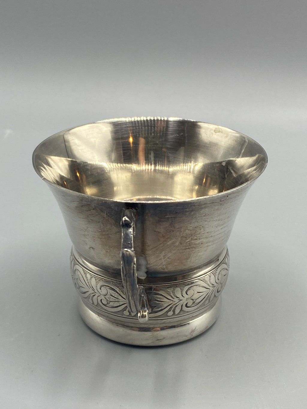 Tasse métal argenté Art Nouveau – vue face opposée à l'anse