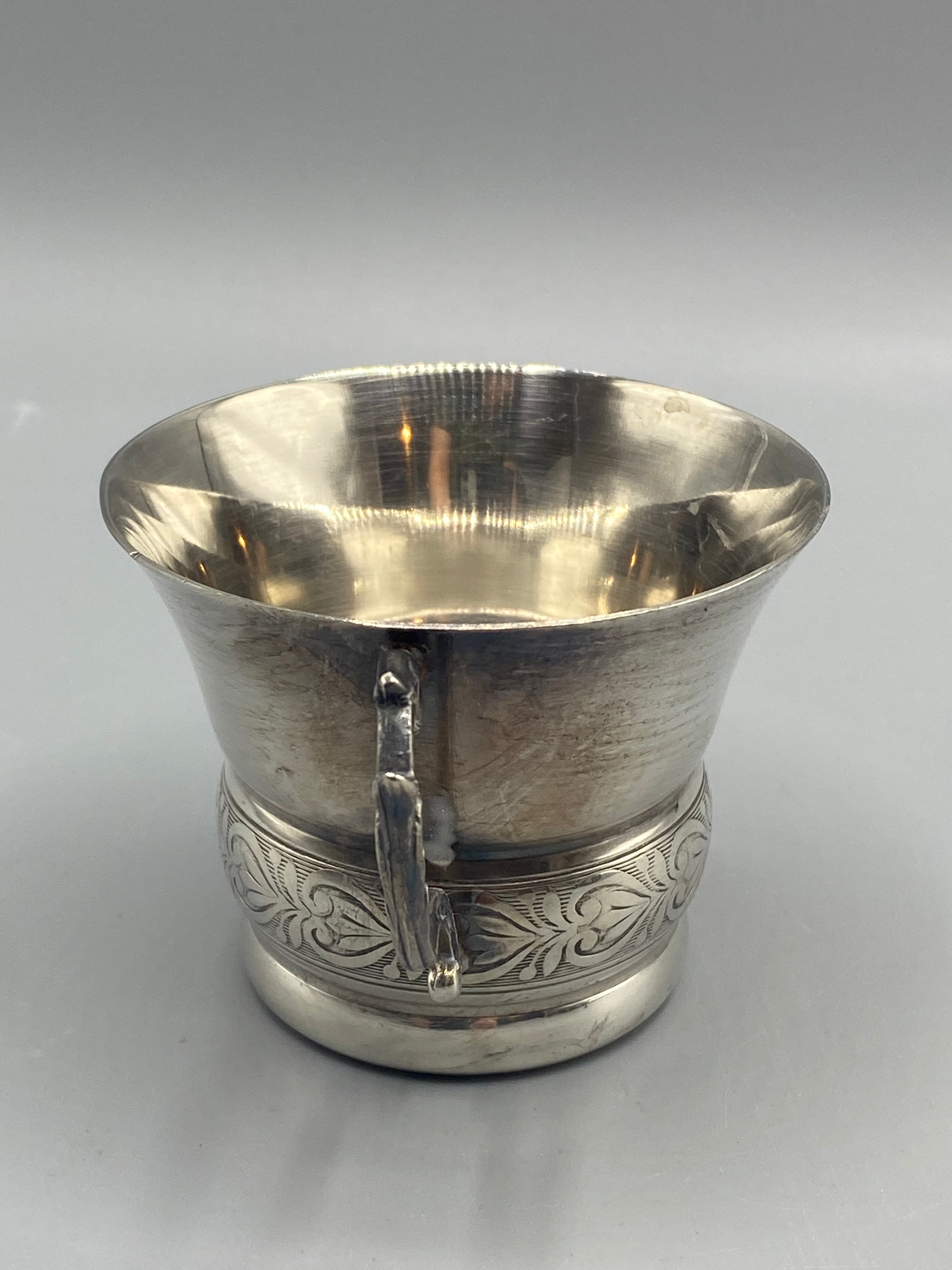 Tasse métal argenté Art Nouveau – vue face opposée à l'anse