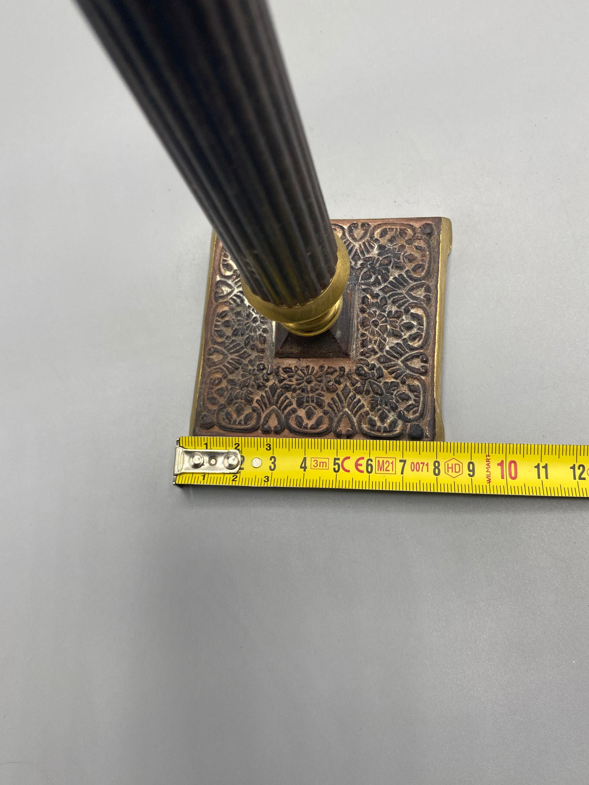Bougeoir colonne Napoléon III – mesure base 7 cm décor floral en relief