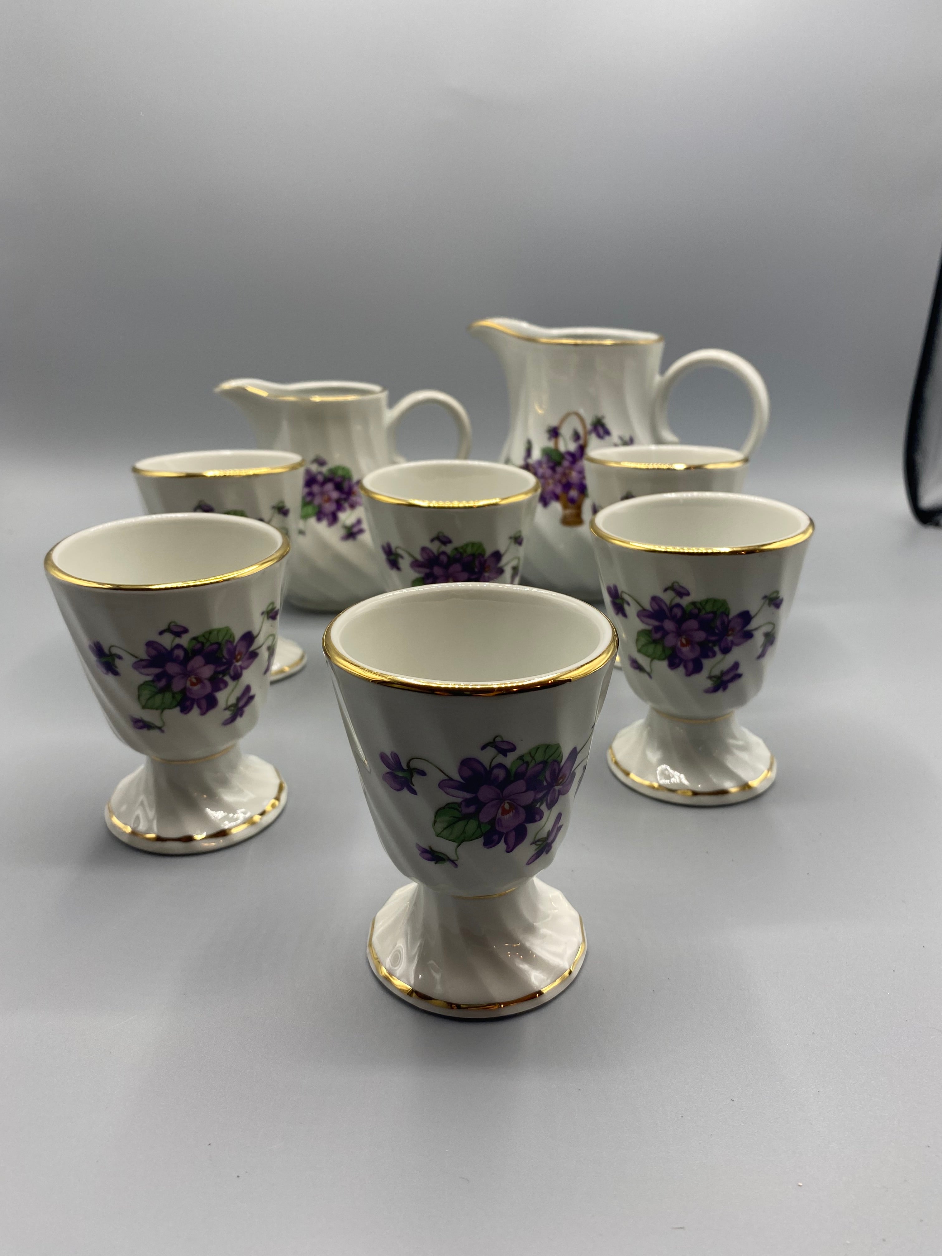 Ensemble café porcelaine violettes – vue ensemble 8 pièces mazagrans et pots