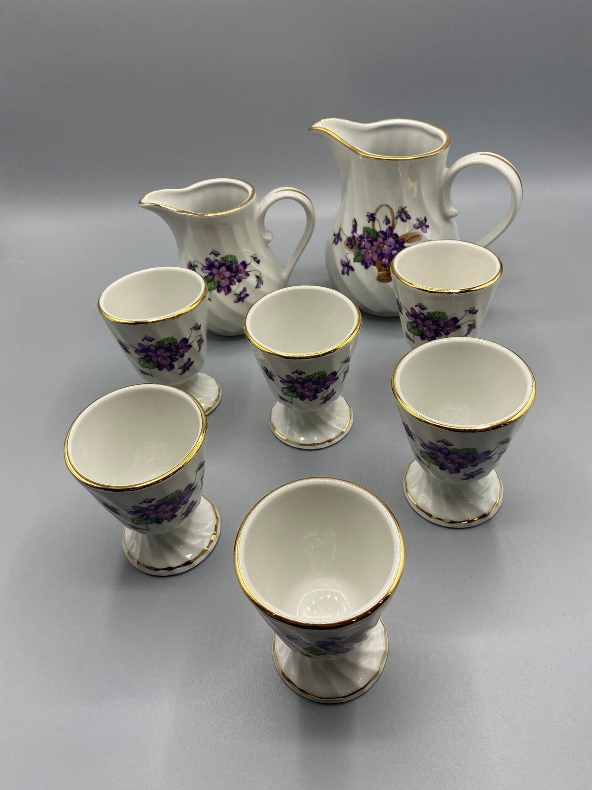 Ensemble café porcelaine violettes – détail deux pots torsadés décor violettes
