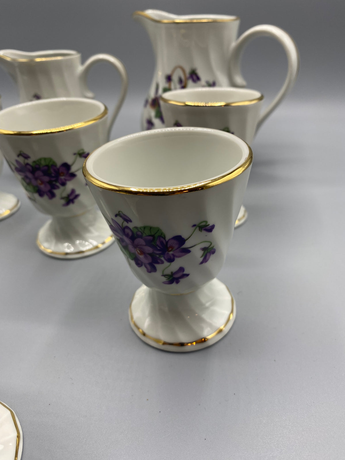 Ensemble café porcelaine violettes – estampille dorée couronnée dessous pièce