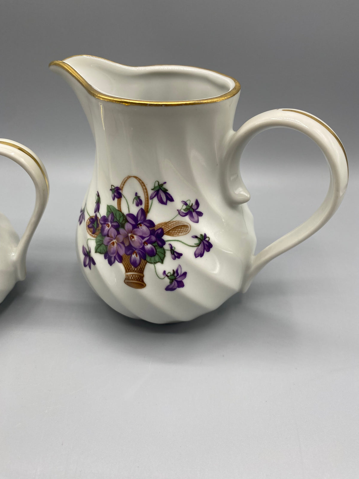 Ensemble café porcelaine violettes – estampille dorée gros plan