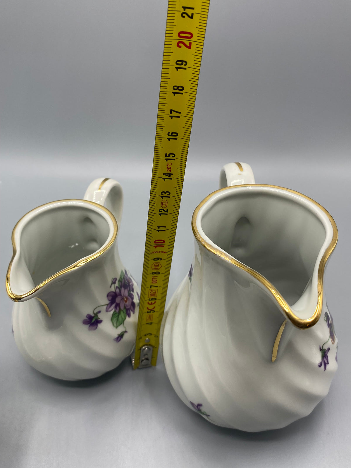 Ensemble café porcelaine violettes – détail décor panier violettes grand pot
