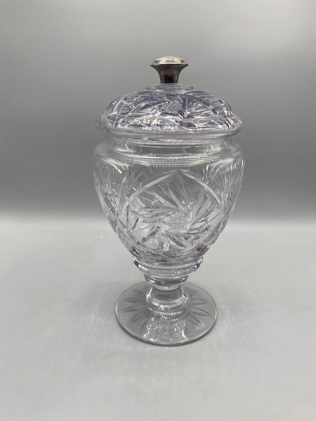 Grand drageoir cristal taillé sur pied, détail du décor feuillages et étoiles