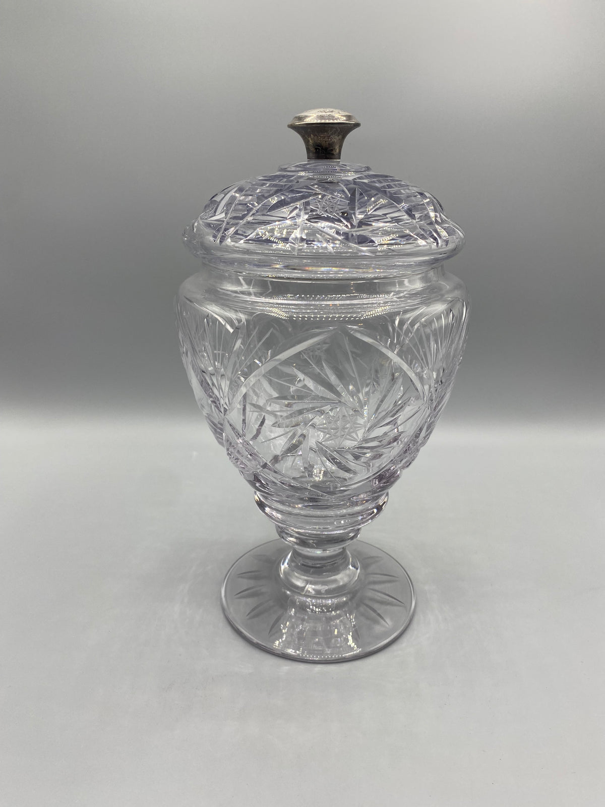 Grand drageoir cristal taillé sur pied, détail du décor feuillages et étoiles