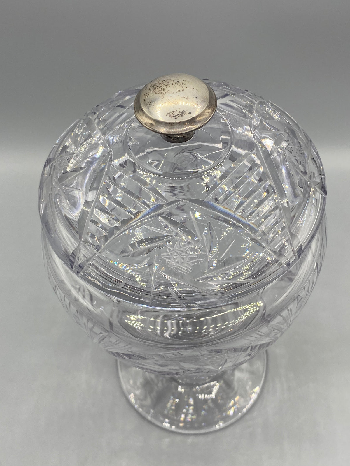 Grand drageoir cristal taillé, vue du pied et du couvercle séparé
