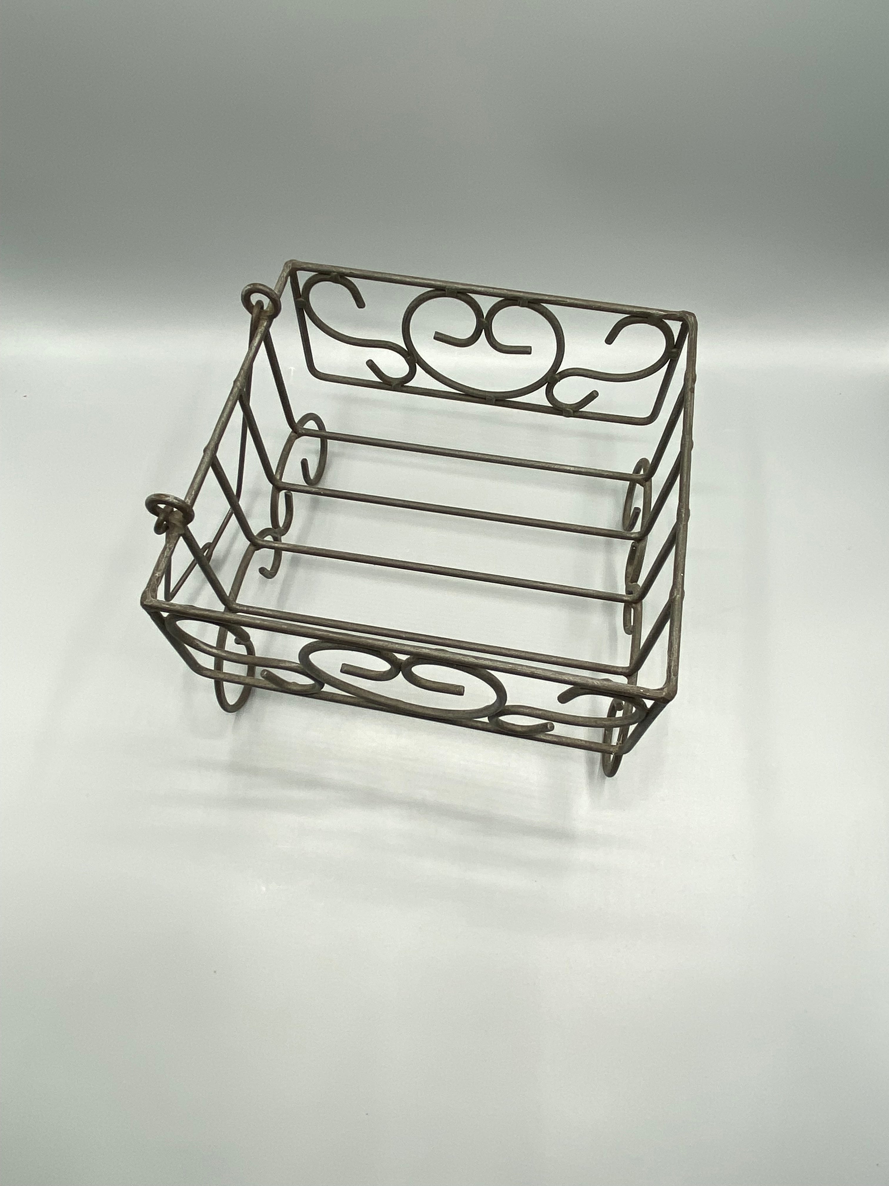 Corbeille métal à volutes, vue de face avec grille intérieure