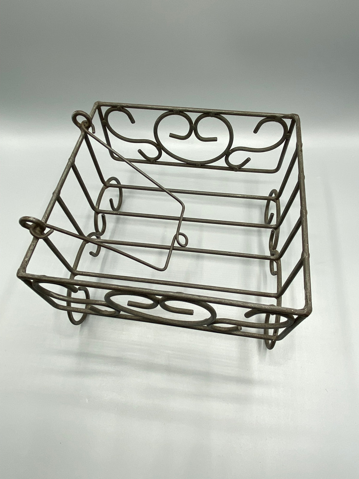 Corbeille métal à volutes, mesure hauteur environ 12 cm
