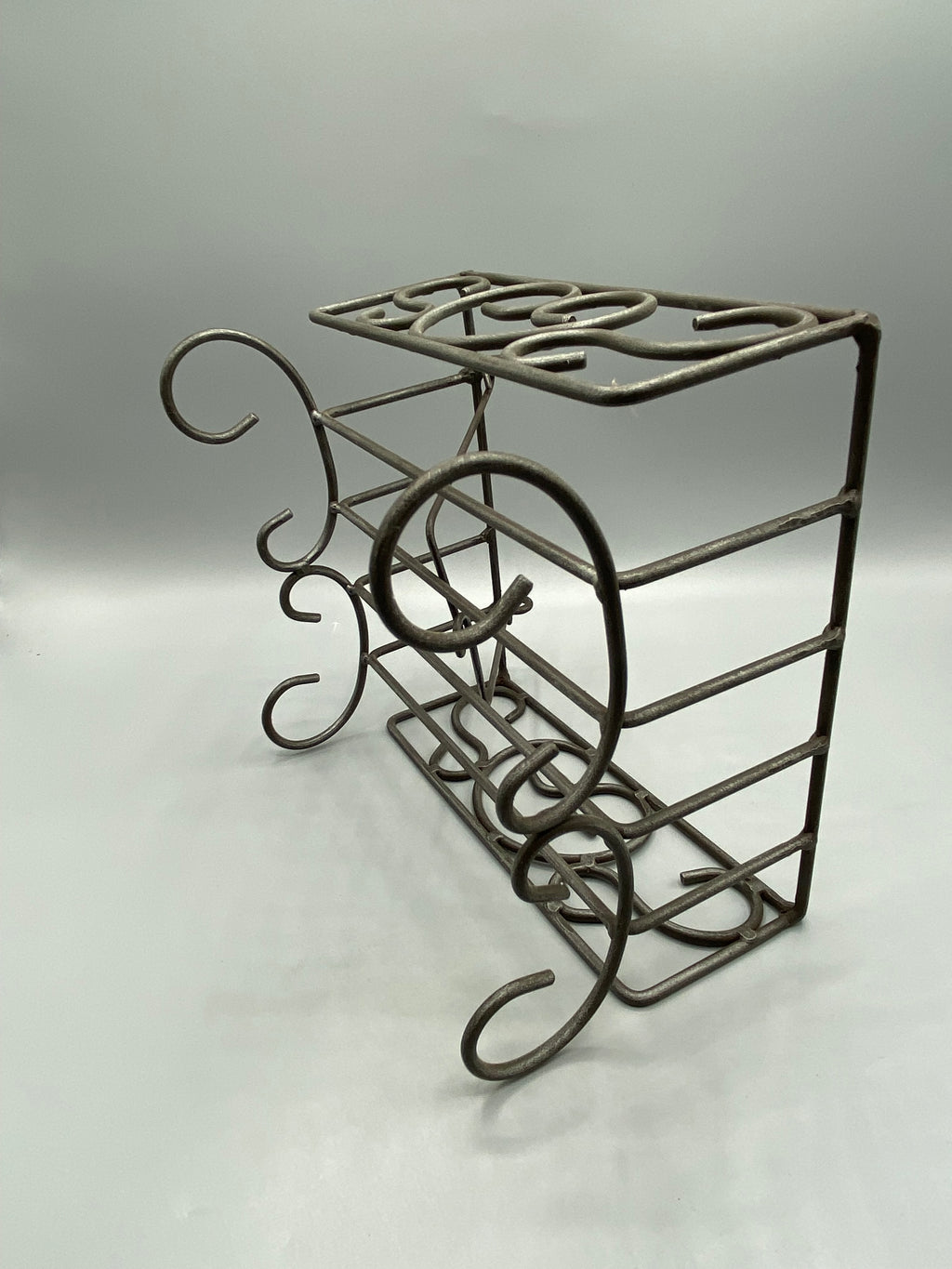 Corbeille métal à volutes, vue de trois quarts