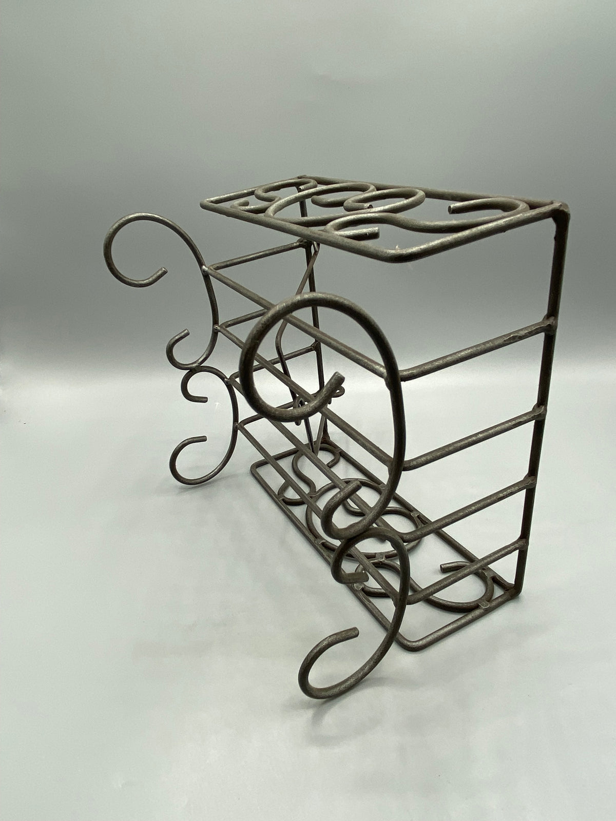 Corbeille métal à volutes, vue de trois quarts