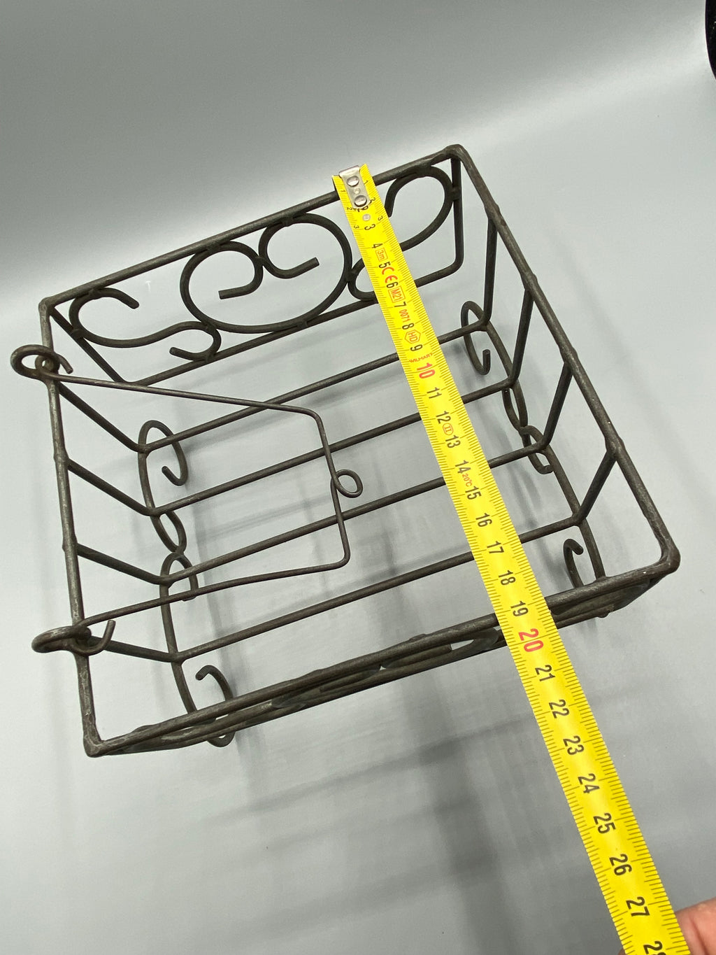 Corbeille métal à volutes, vue intérieure avec grille mobile