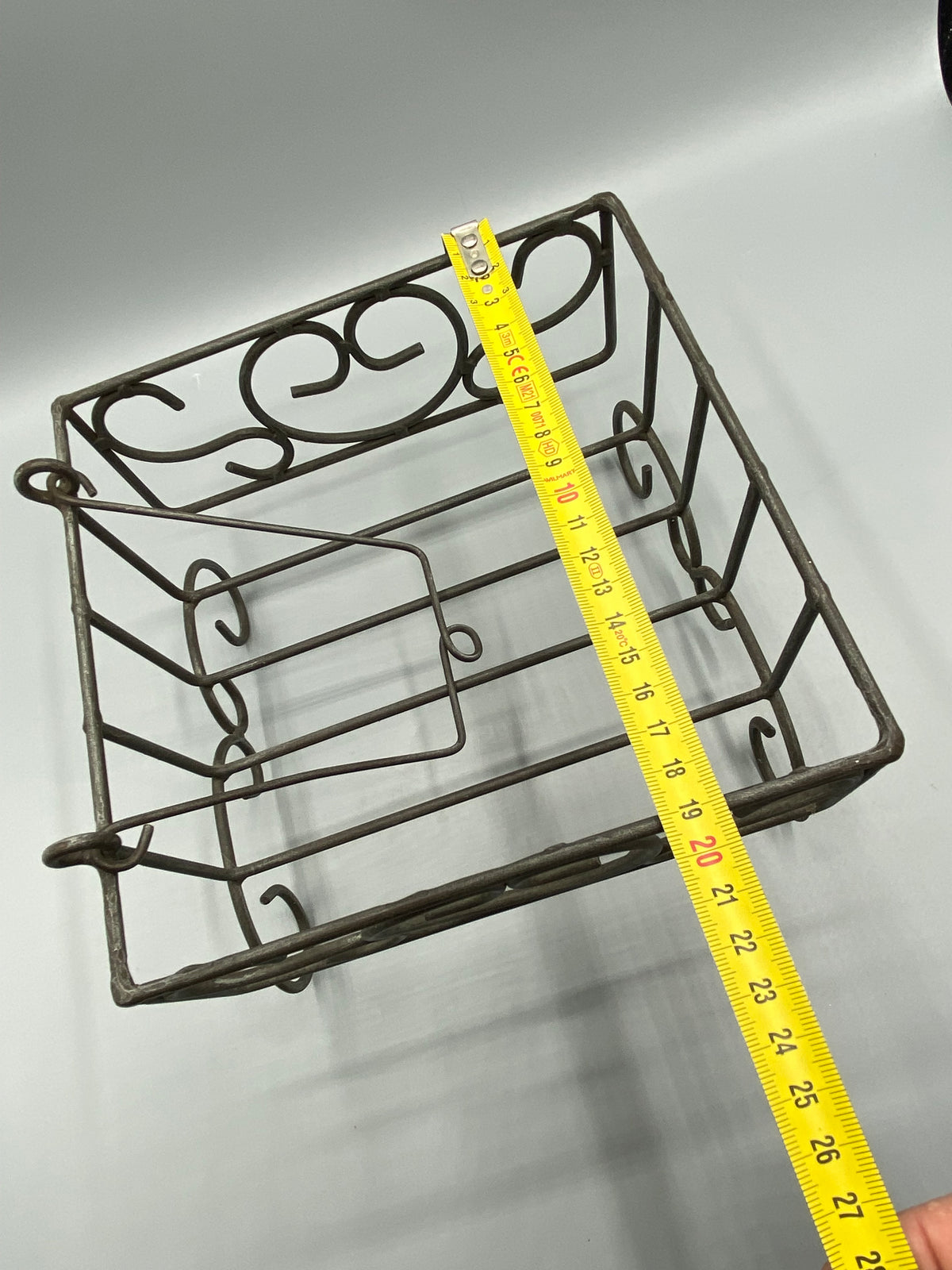 Corbeille métal à volutes, vue intérieure avec grille mobile
