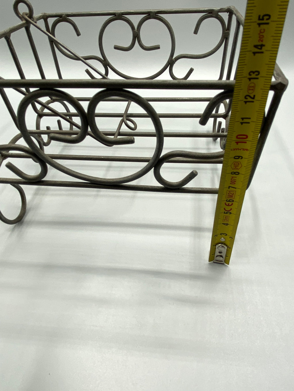 Corbeille métal à volutes, mesure largeur environ 20 cm