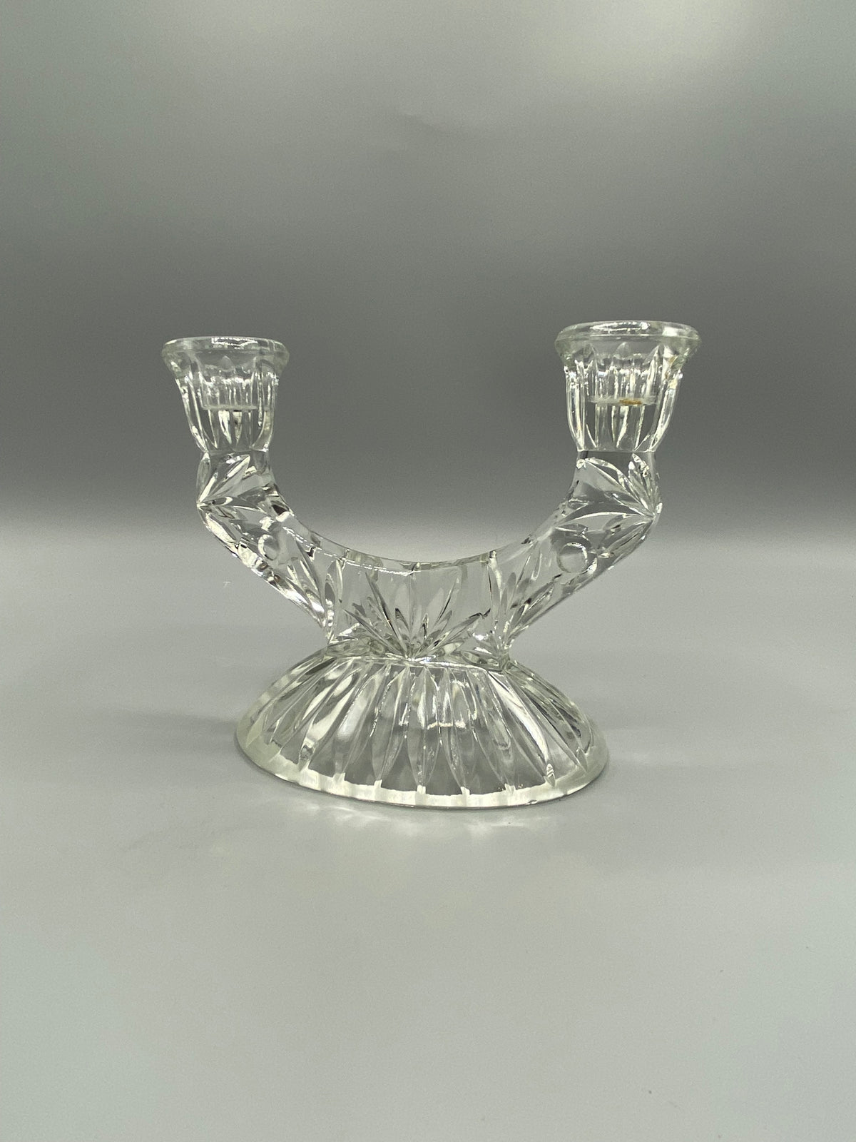 Bougeoir double cristal taillé, vue de face, silhouette en lyre
