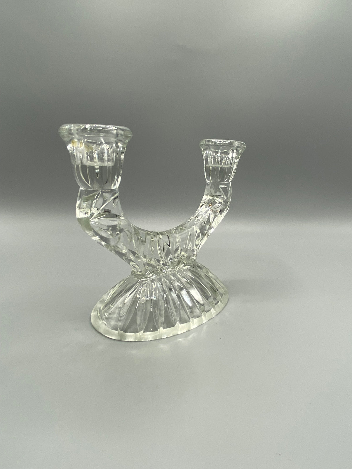 Bougeoir double cristal taillé, vue de trois quarts