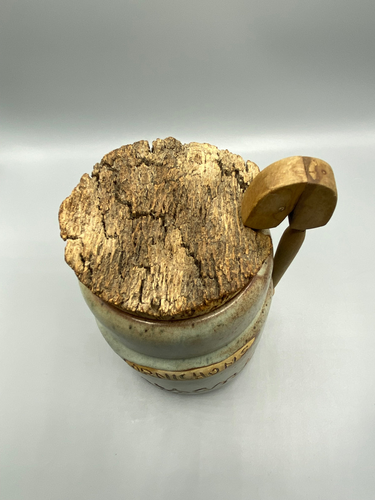 Pot à cornichons grès Paysans, vue de face avec inscription en relief, hauteur 16 cm