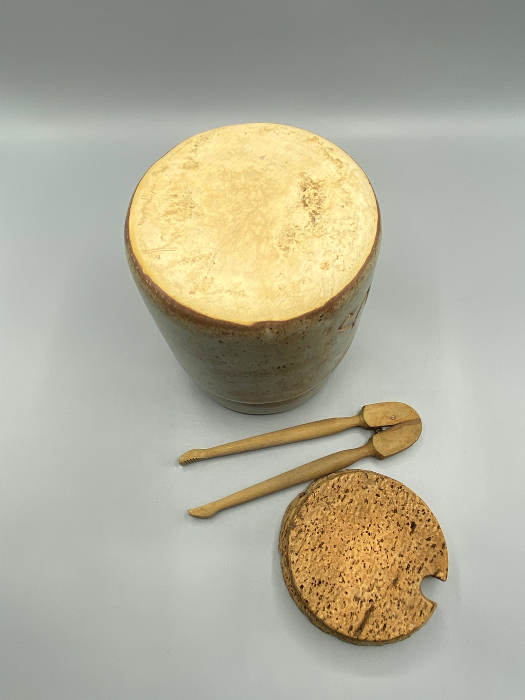 Pot à cornichons grès Paysans, vue de profil avec pince bois
