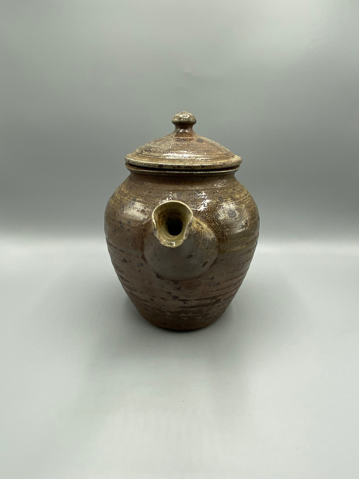 Théière grès émaillé brun, vue du dessus couvercle ouvert, diamètre ouverture 10 cm