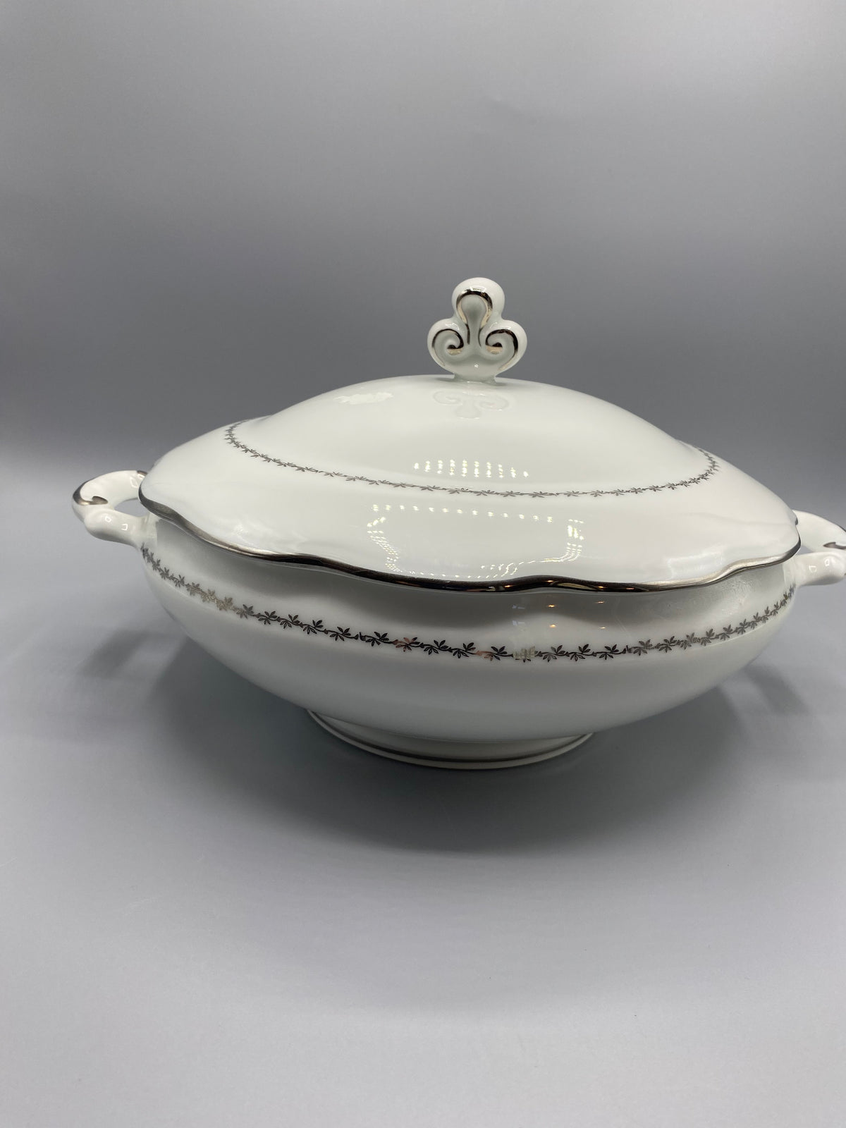 Légumier couvert porcelaine SEP France – détail frise feuillage argenté