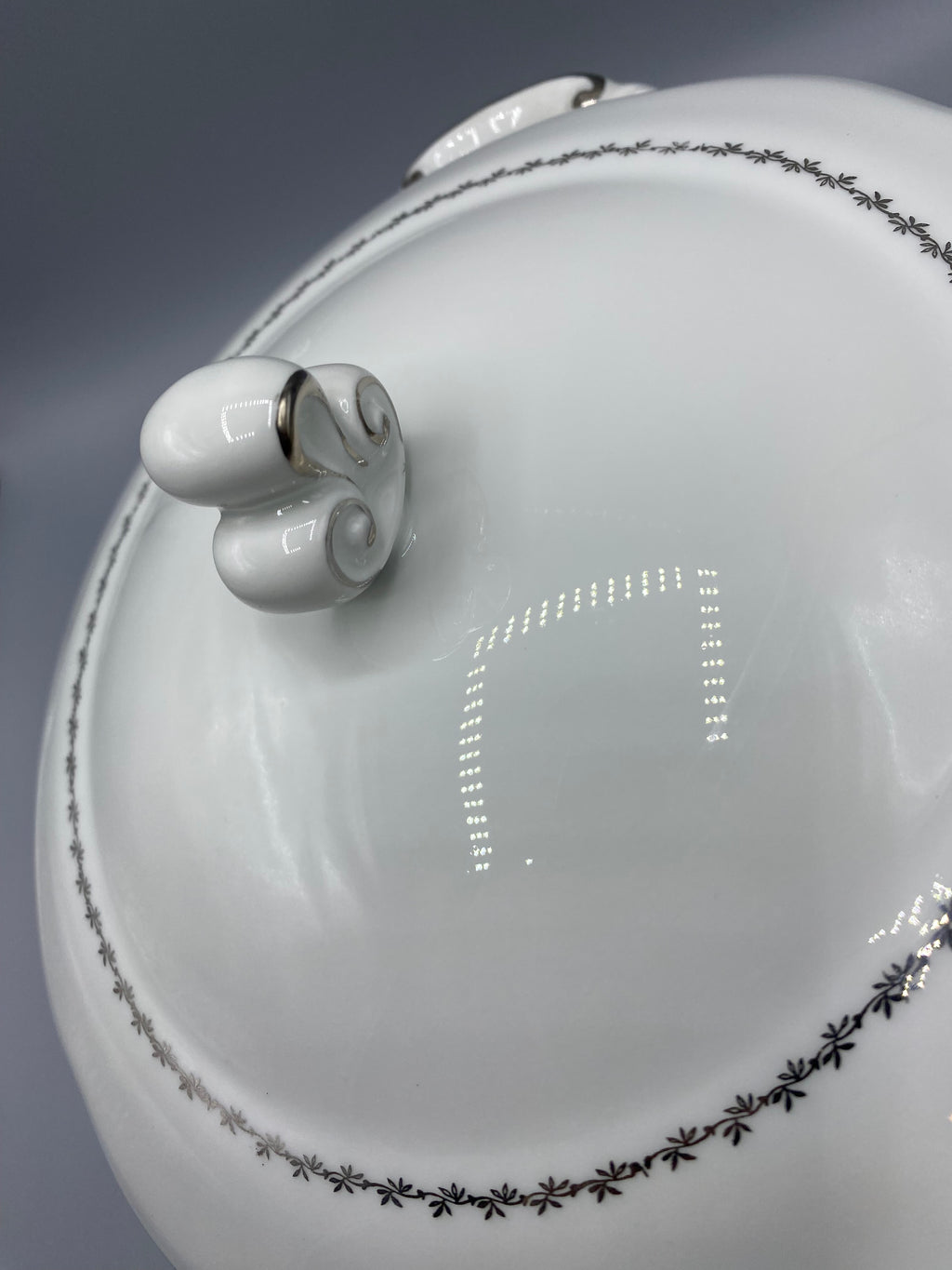 Légumier couvert porcelaine SEP France – détail prise couvercle