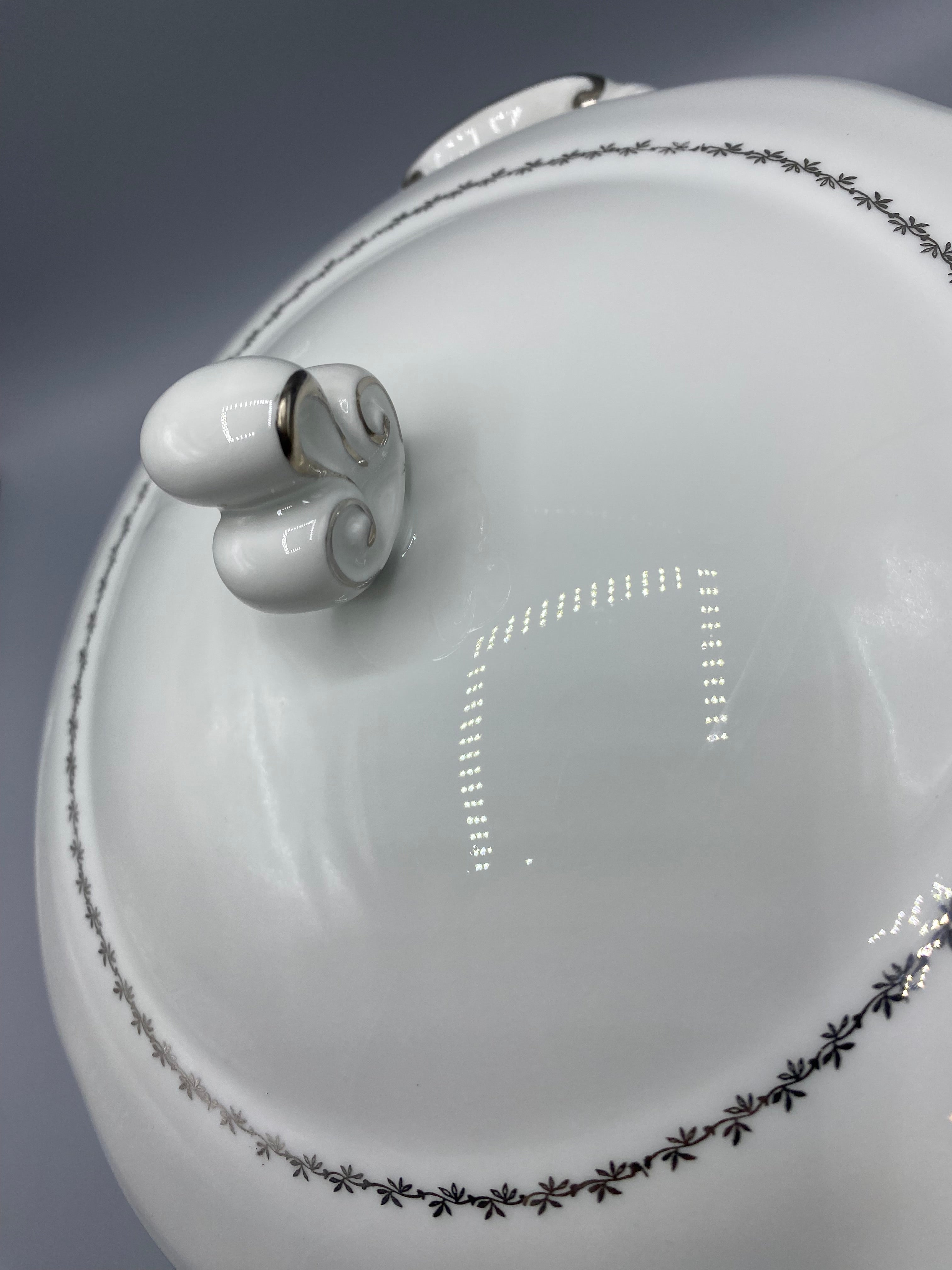 Légumier couvert porcelaine SEP France – détail prise couvercle