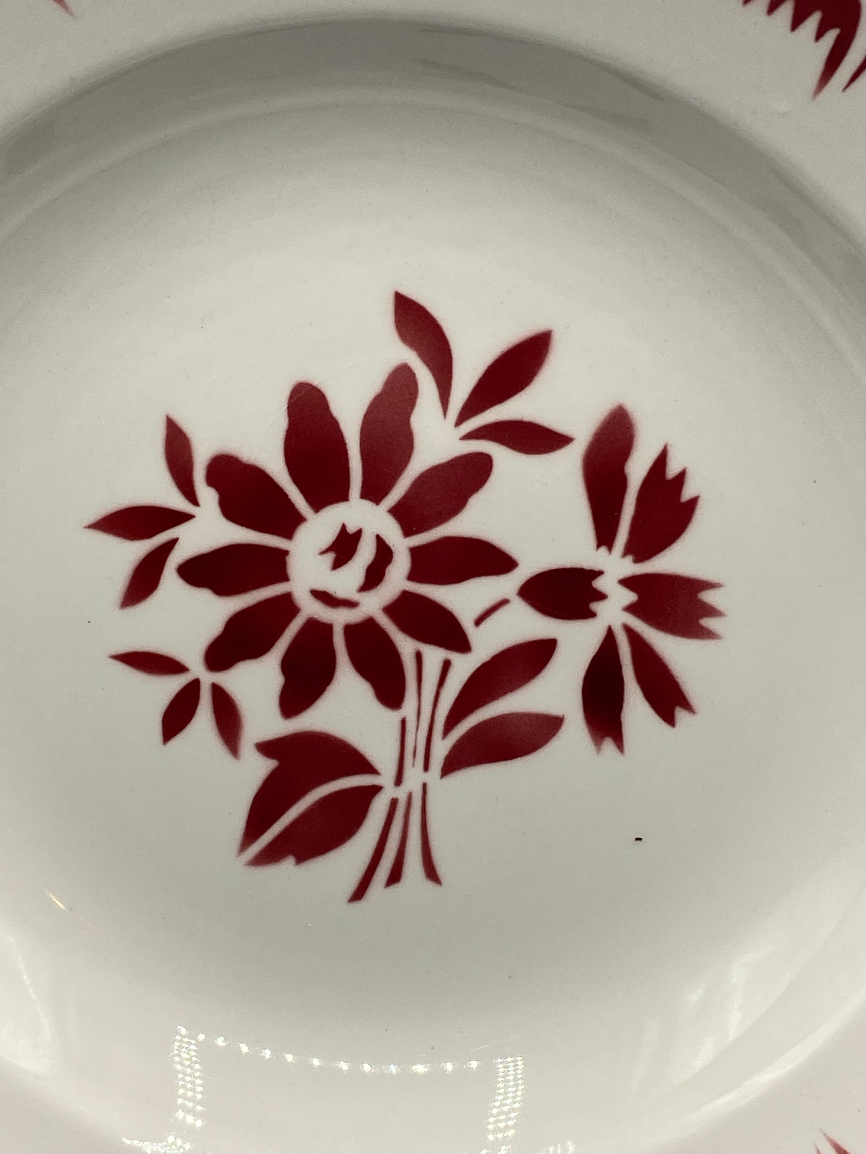 Plat creux Moulin des Loups – détail bouquet fleurs stylisées rouge
