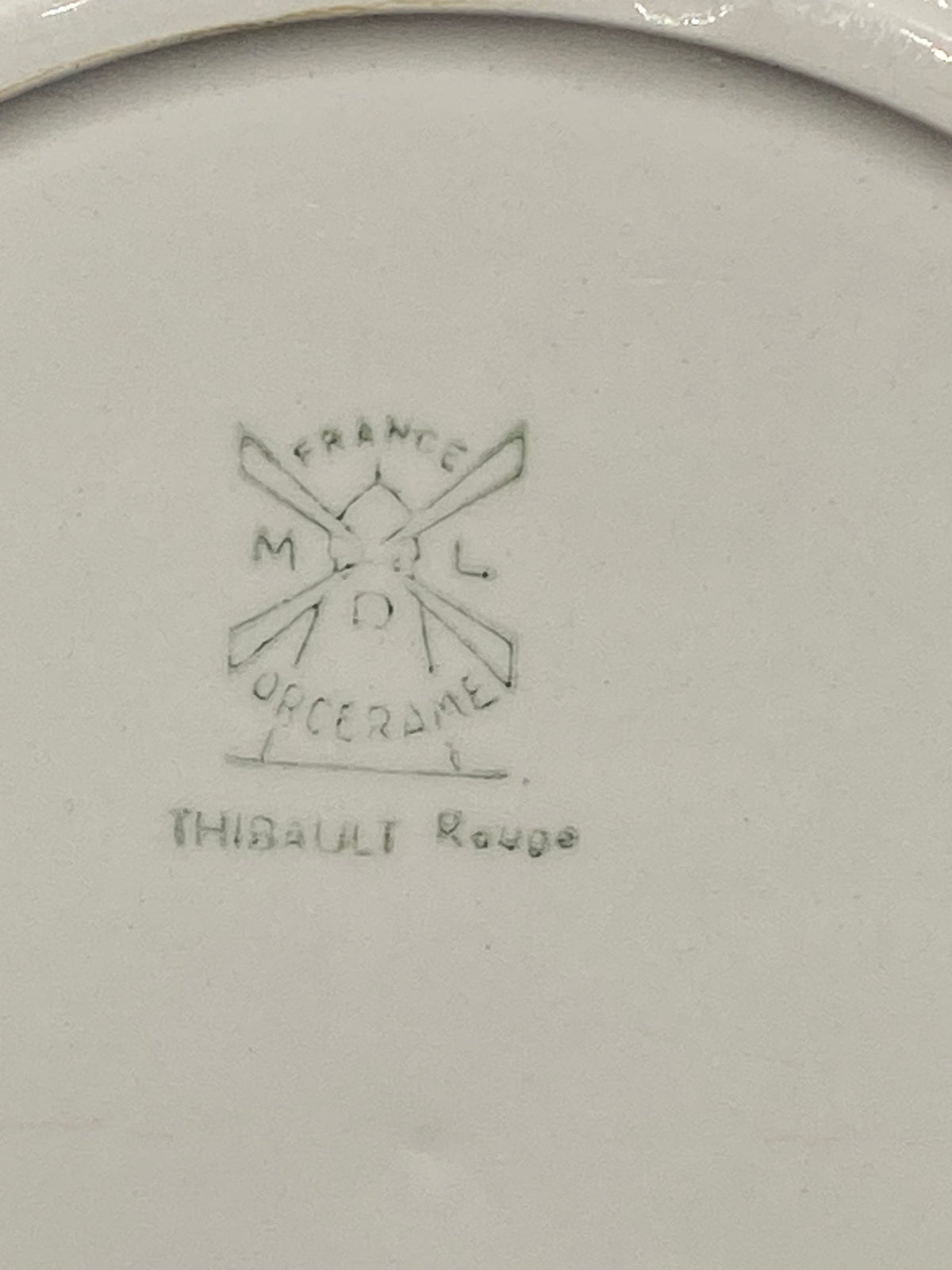 Plat creux Moulin des Loups – détail cachet Thibault Rouge et MDL France