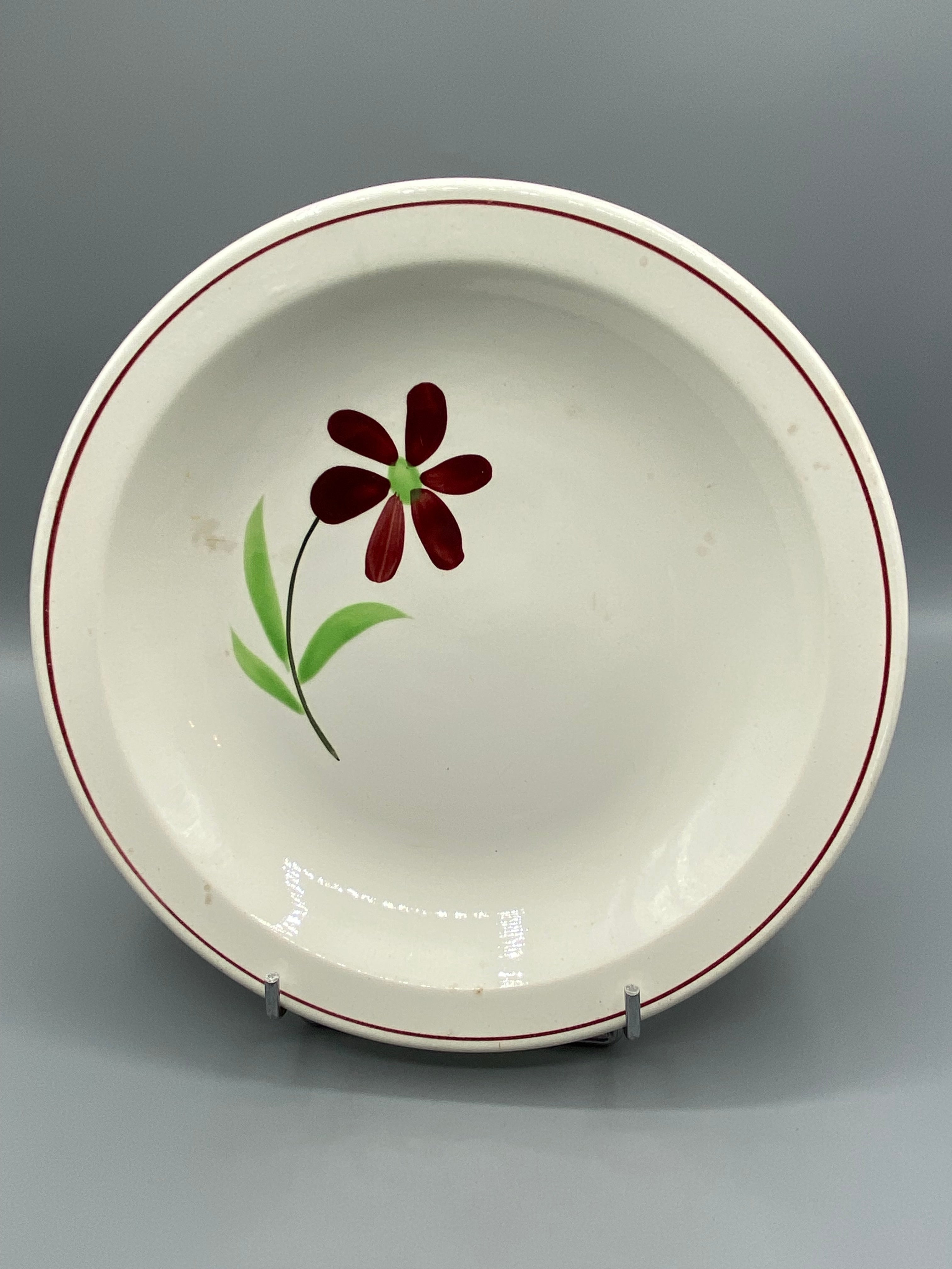 Plat creux faïence française – vue générale décor fleur bordeaux