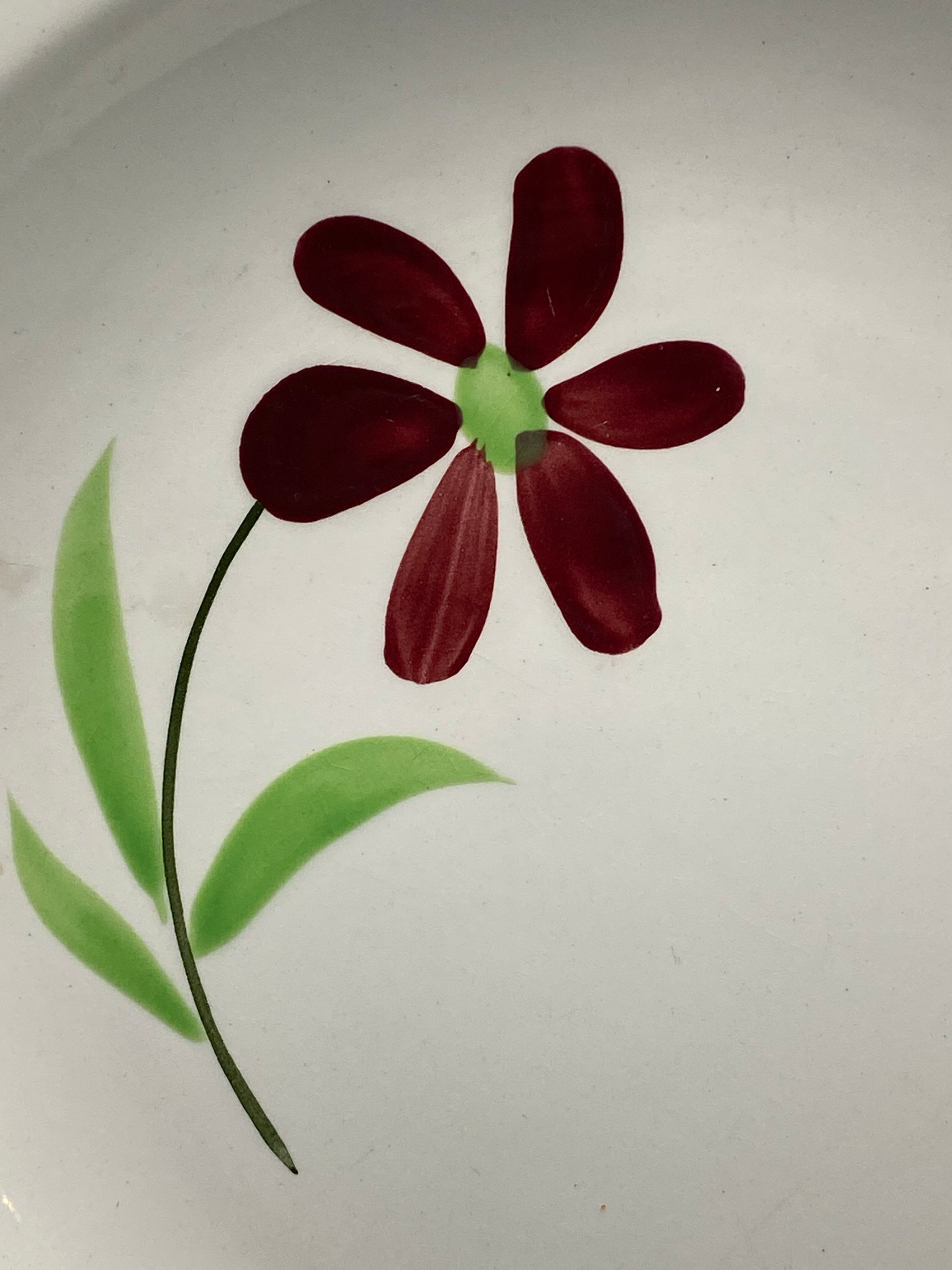 Plat creux faïence – détail fleur bordeaux 6 pétales sur tige verte