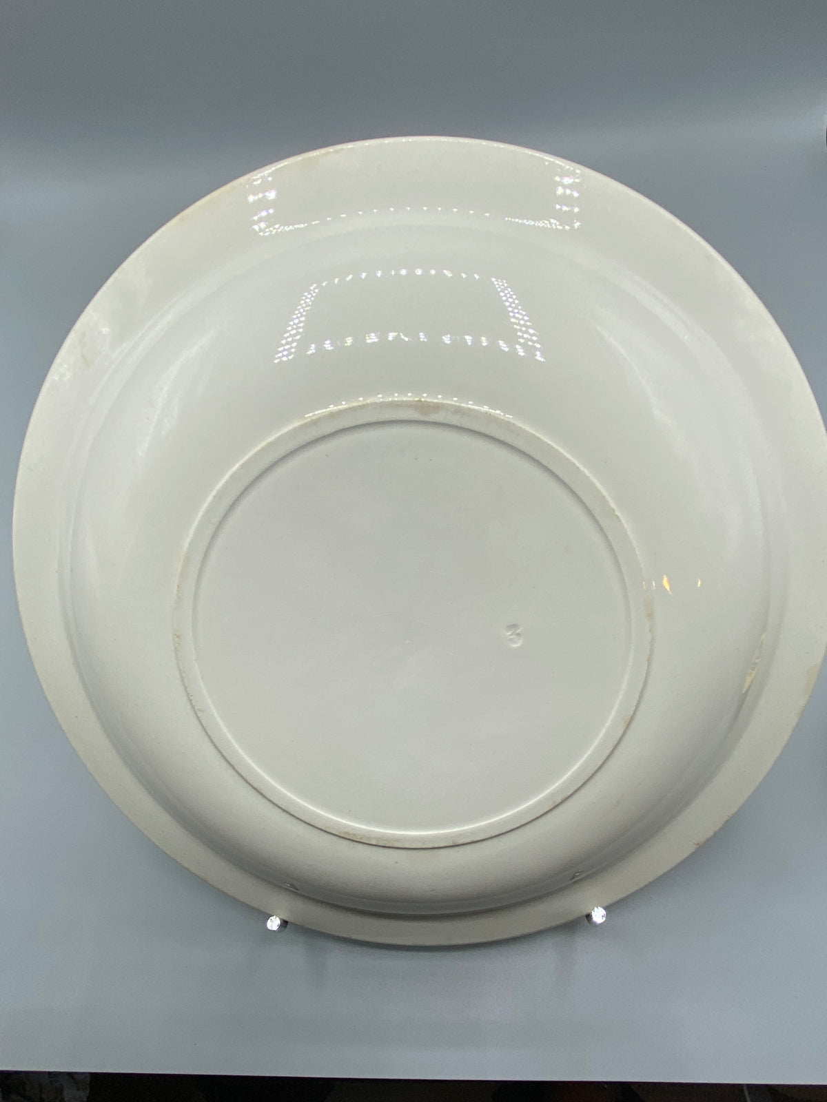 Plat creux faïence – revers base ivoire non marquée