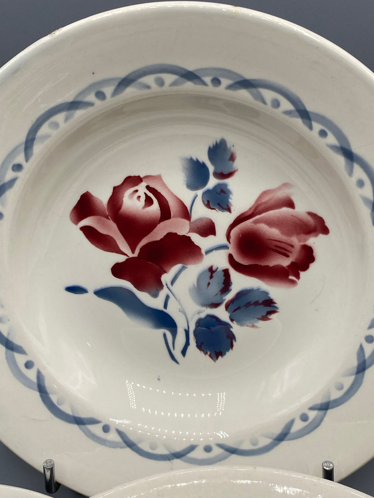 Détail décor roses et frise bleue modèle Cannes