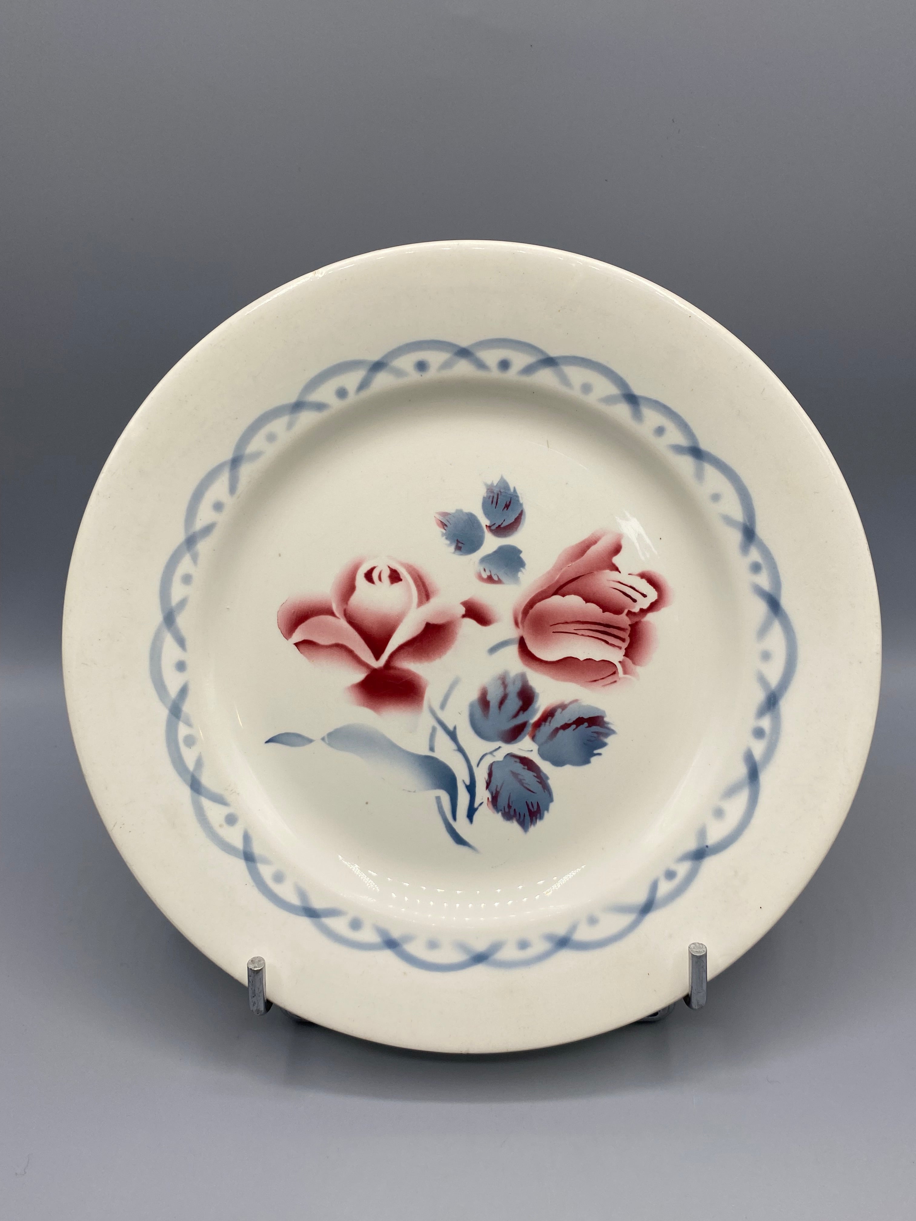 Assiette plate Digoin & Sarreguemines modèle Cannes – décor roses bordeaux
