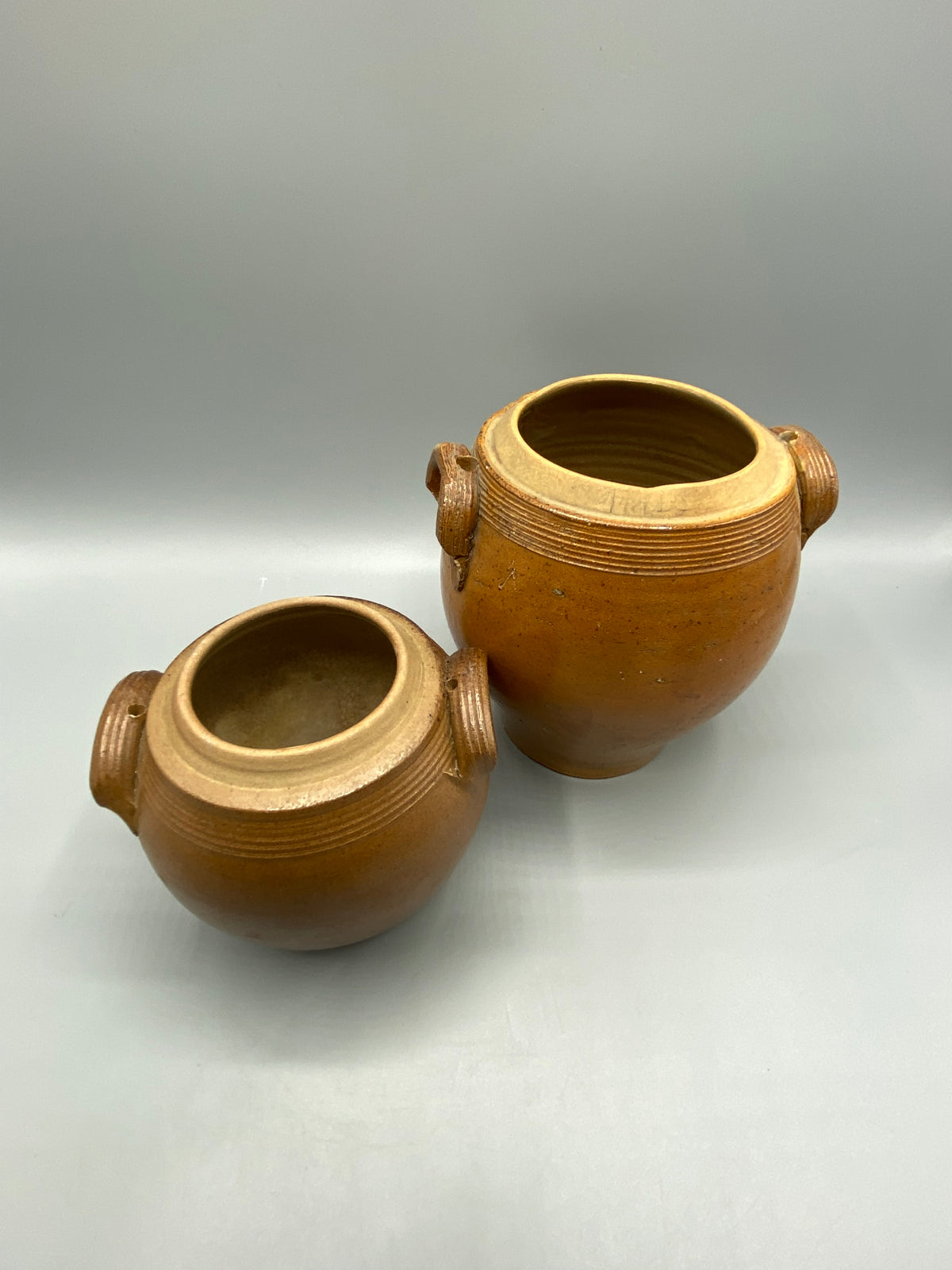 2 pots de conservation en grès brun – vue d'ensemble