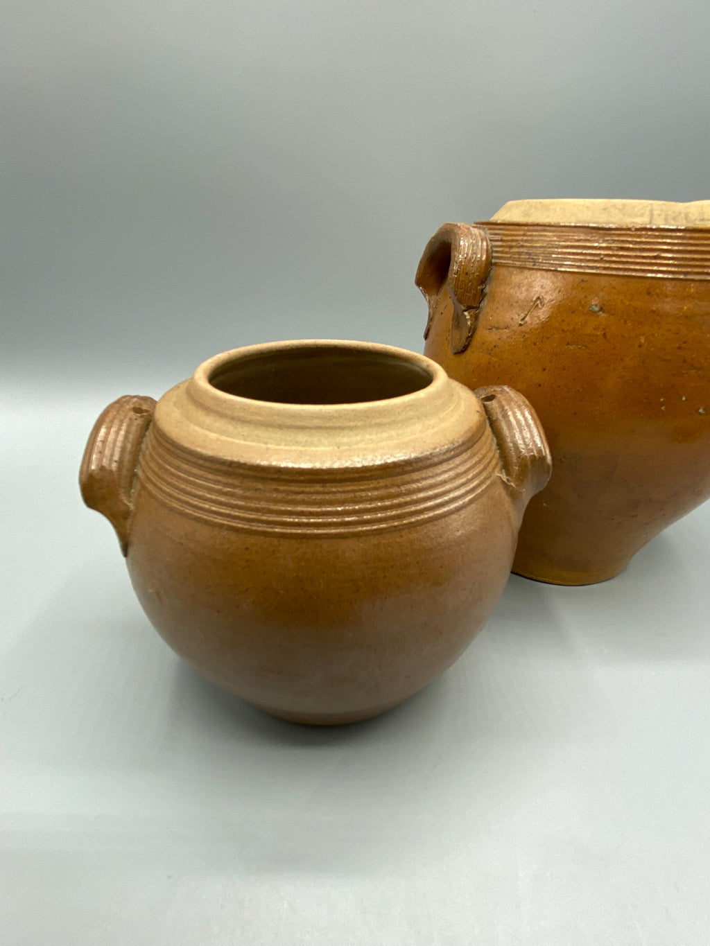 Pot grès brun – vue du grand pot de face