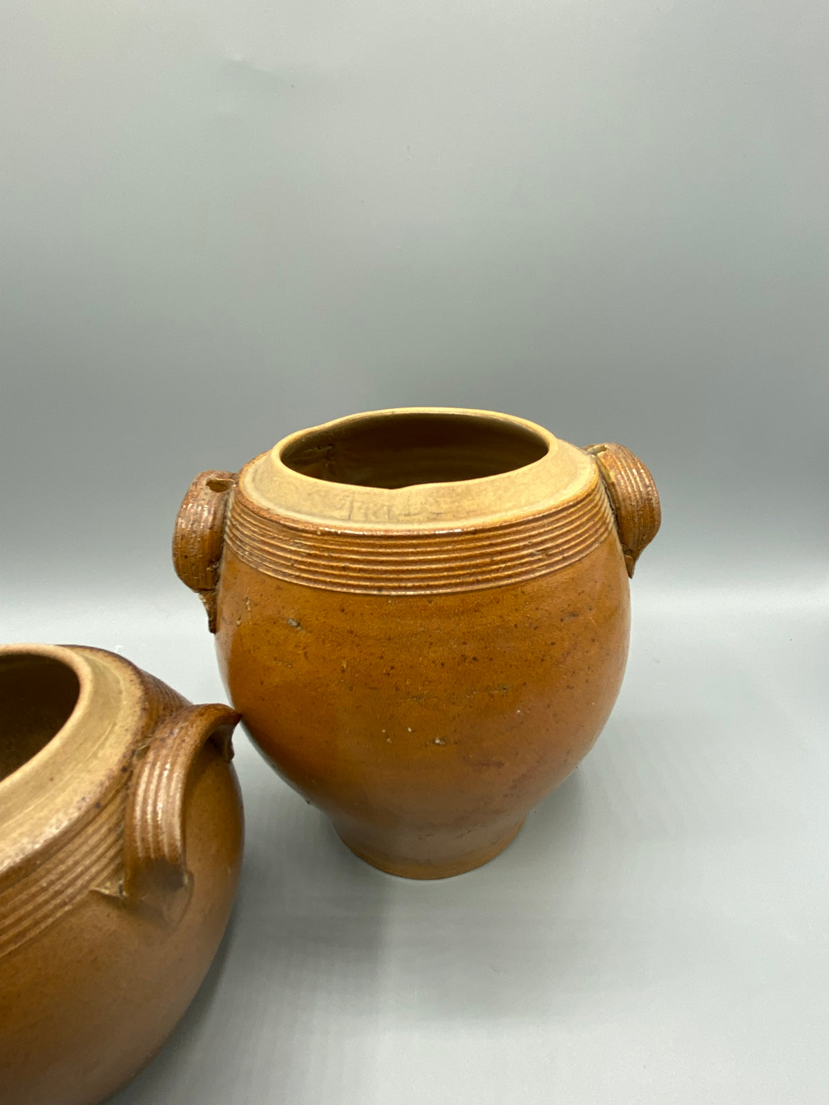 2 pots grès brun – vue de côté avec anse