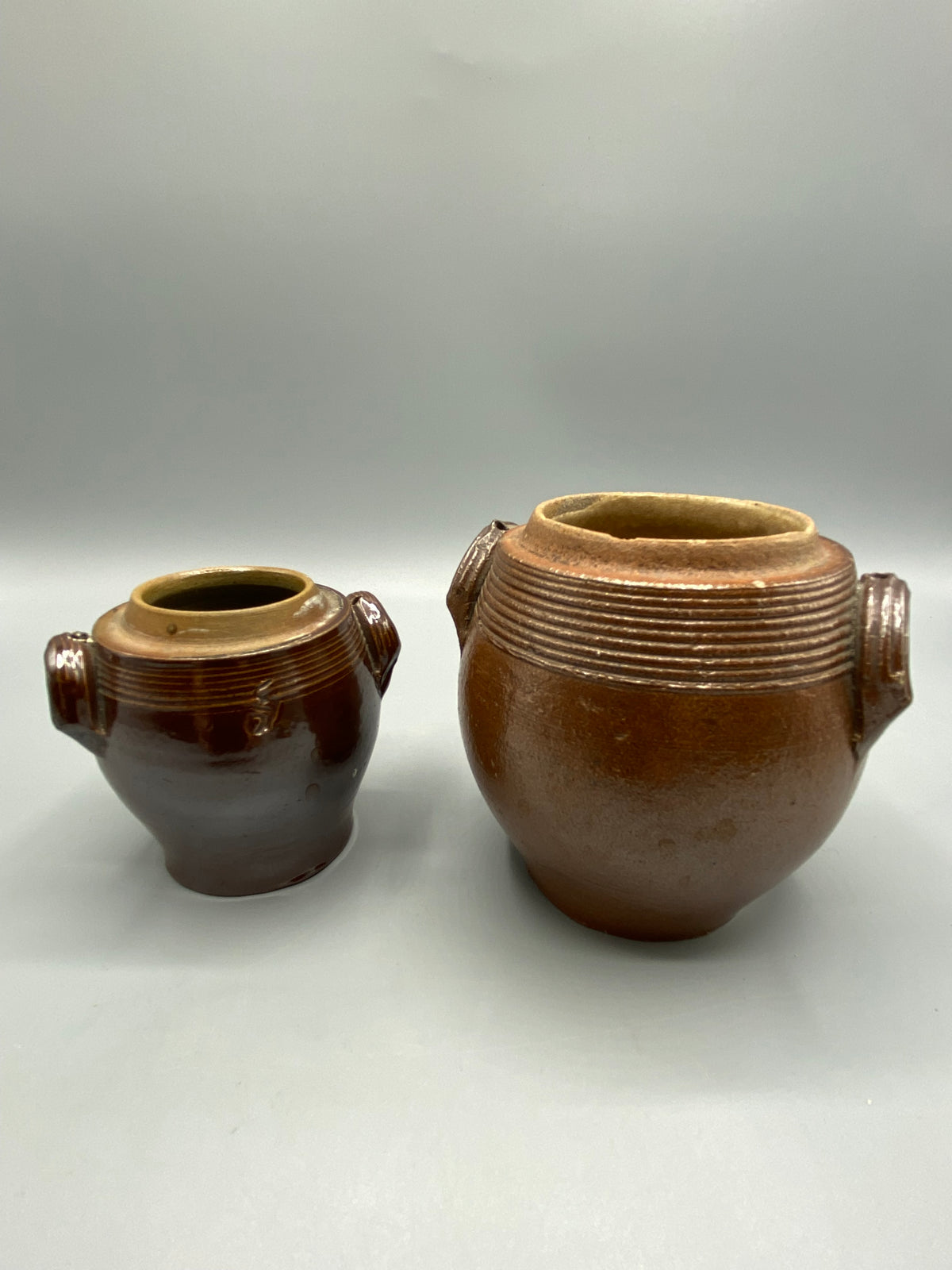 2 pots de conservation en grès brun – vue d'ensemble