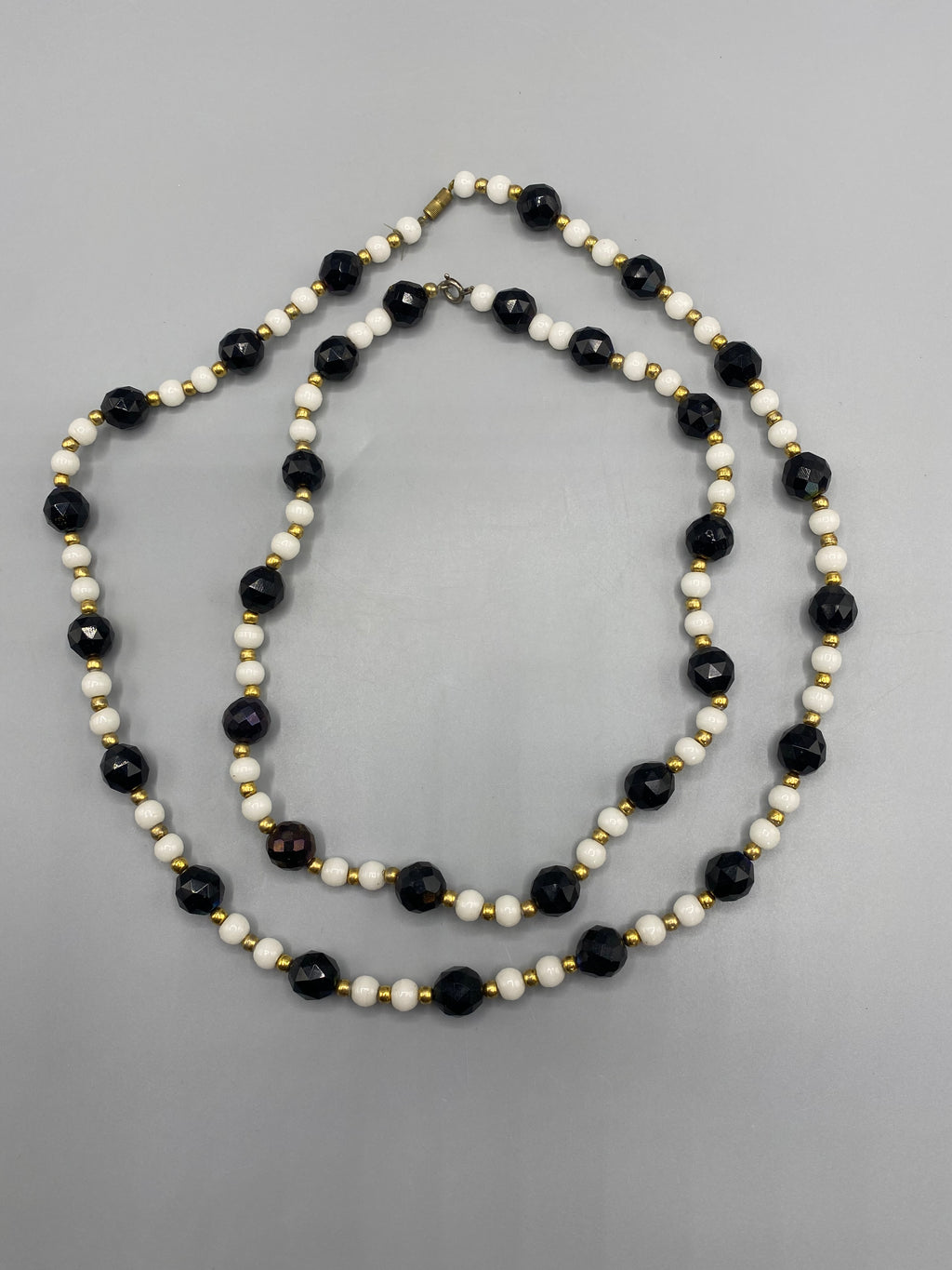 2 colliers vintage perles noir et blanc – vue d'ensemble