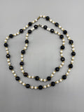 2 colliers vintage perles noir et blanc – vue d'ensemble