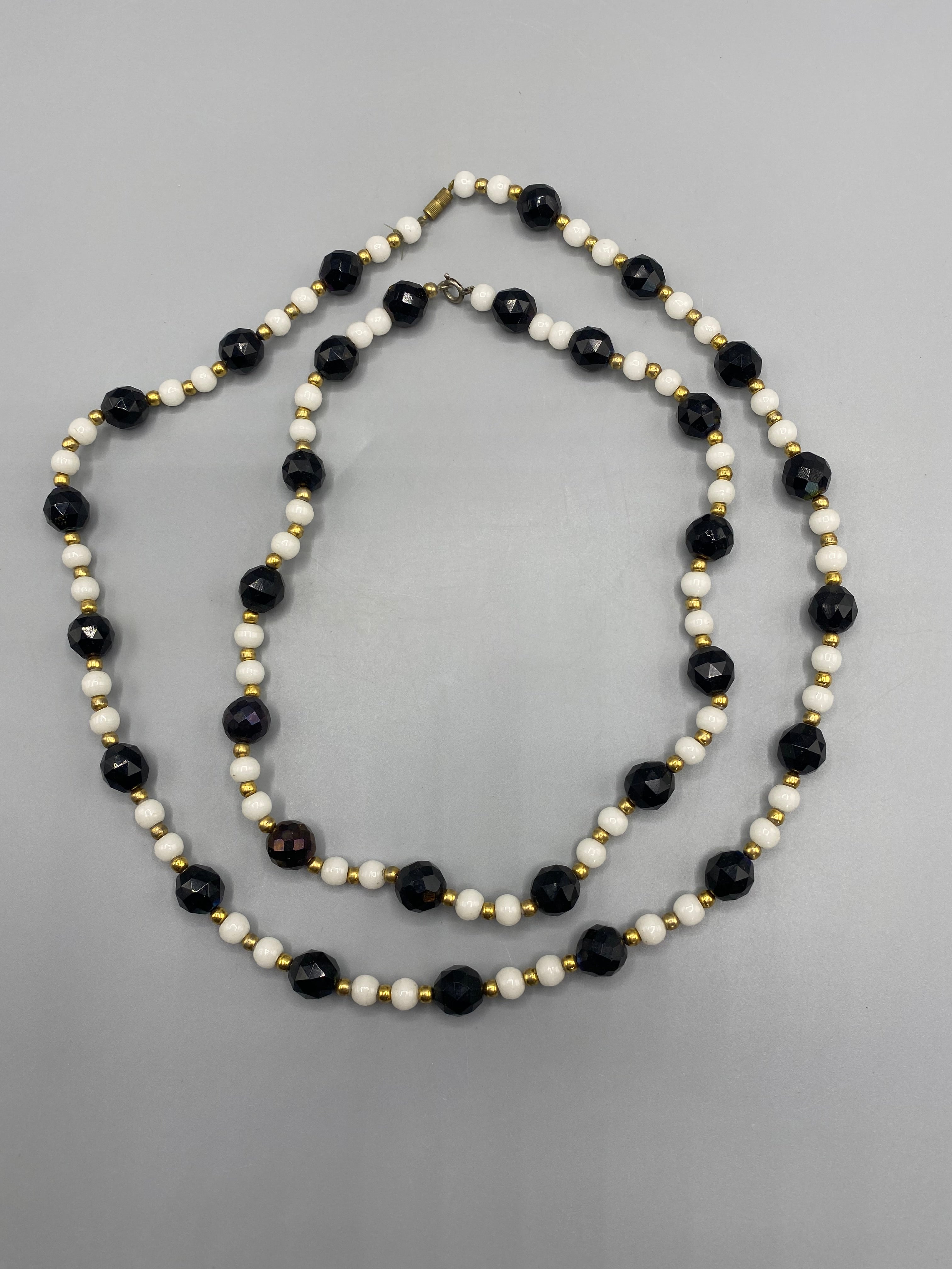 2 colliers vintage perles noir et blanc – vue d'ensemble