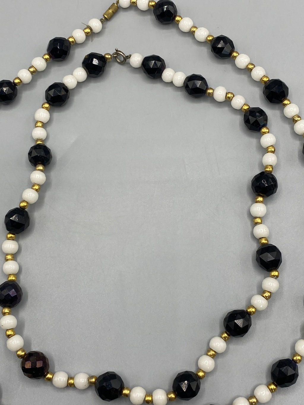2 colliers vintage – détail perles noires facettées et blanches