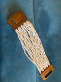 Bracelet manchette multirangs perles nacrées fermoir bois vintage – vue à plat