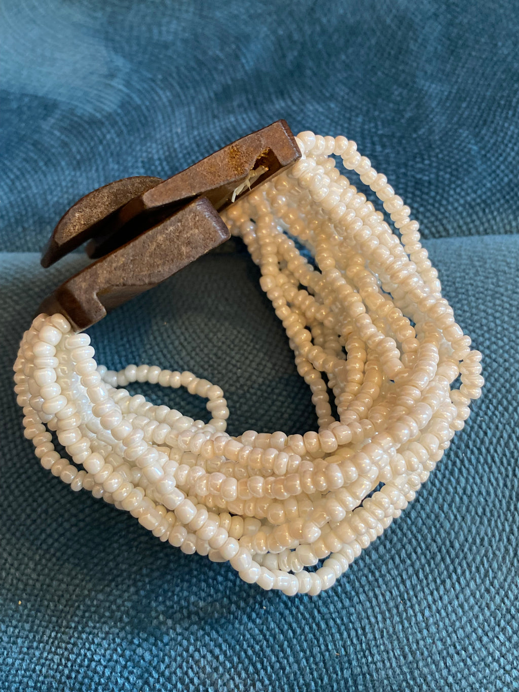 Bracelet manchette multirangs perles nacrées fermoir bois vintage – vue de côté