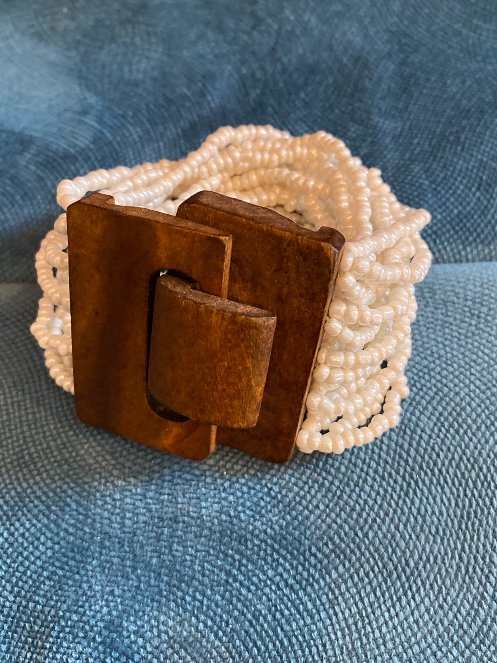 Bracelet manchette multirangs perles nacrées fermoir bois vintage – vue fermoir