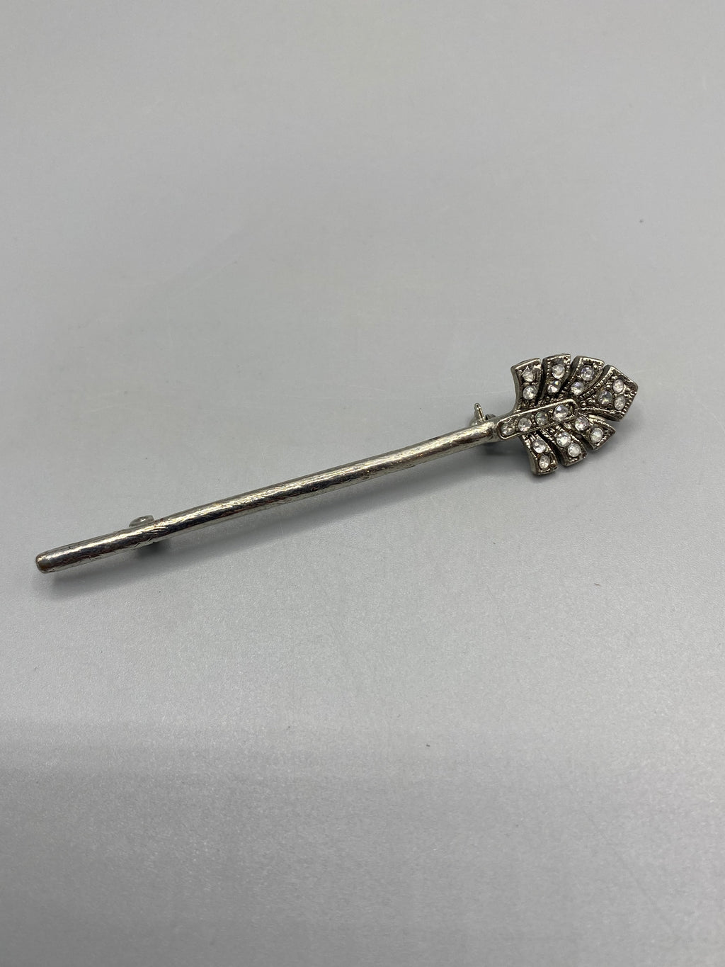 Broche barrette vintage métal argenté strass – vue d'ensemble