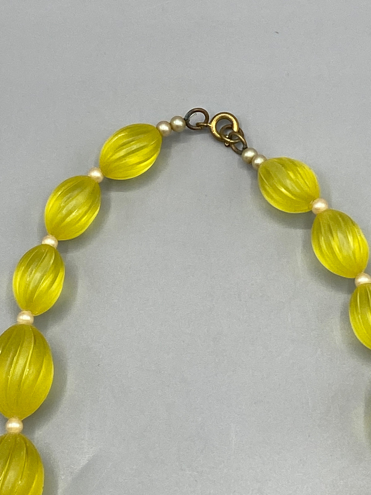 Collier vintage perles jaune citron – détail fermoir doré