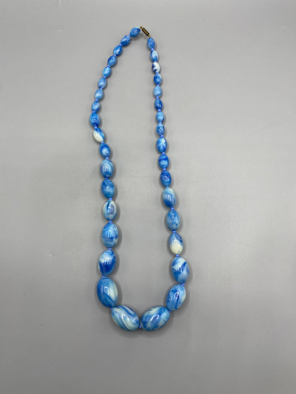 Sautoir vintage perles marbrées bleues ovales – vue d'ensemble